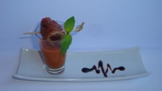 Fausse piperade façon veloute disco fresh, brochette de beouf et Bayonne au piment d'Espelette