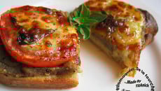 Crostinis à la chair d'aubergine, tomates, mozzarella, ail et basilic