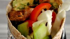 Wrap au blet complet, dinde croustillante et légumes croquants