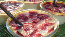 Crèmes d'amande à la vanille et cerises