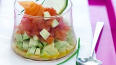 Fraicheur d'avocat, marmelade de pamplemousse de Floride au gingembre et saumon fumé