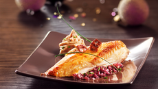 Suprêmes de Poulette cuits sur l'os façon bâteau, crème de châtaignes et sauce vinaigre-foie gras