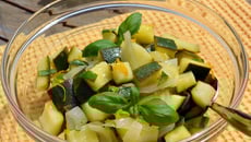 Salade de courgettes au basilic, sauce au citron et à l'orange