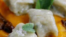 Gnocchi de Roquefort au beurre de sauge sur lit de crème de Potimarron, brisures de châtaignes et sauce aux cèpes