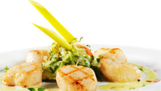 Poêlée de noix de Saint-Jacques et spaghetti de courgettes