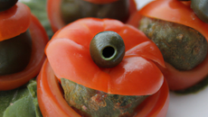 Tomates crues farcies à la pâte d'olives vertes Balois