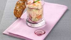Verrine saumon ciboulette, tartare d'avocat et sa tuile de pain aux céréales