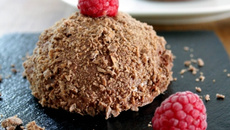 Demi-sphère croustillante chocolat, framboise & praliné