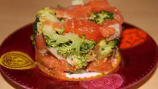 Tartare de saumon et brocoli croquant au sésame