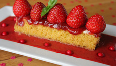 Sablé avec chocolat blanc, confiture de fraises et soupe de fraises Andros