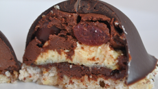 Dôme fourré ganache cerises, crème brûlée sur dacquoise aux noisettes