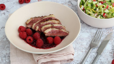 Magret de Canard mariné aux framboises et sa salade croquante