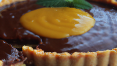 Tarte chocolat gingembre, coulis de mangue