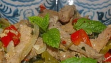 Porc au piment et au basilic thaï