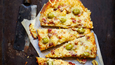Fougasses aux olives vertes d’Espagne, fromage de brebis et magret fumé