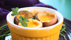 Cocotte d'œufs de caille pochés au foie gras et parfumé à l' orange