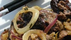 Bœuf parfumé aux épices, aux pruneaux et aux pommes