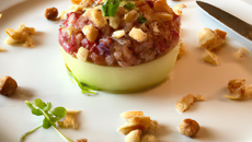 Tartare de noix Saint-Jacques de Normandie, croustillant de pomme acidulée aux graines germées