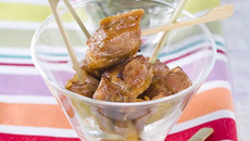 Mini-travers d'agneau grillés, sauce barbecue