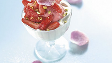 Fraises Label Rouge, cremeux mascarpone à la rose, sorbet fraise