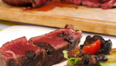 Côte de bœuf piquée aux olives noires de Nyons, millefeuille de ravioles croquantes au picodon