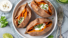 Patates douces rôties, sauce yaourt et herbes fraîches