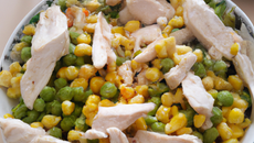 Salade de poulet, petits pois et maïs