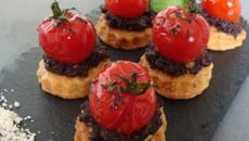 Tomates confites au thym et tapenade sur sablés au parmesan