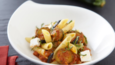 Salade de penne aux courgettes et au chèvre frais