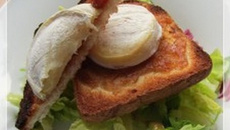 Salade de chèvre chaud au confit d'oignon