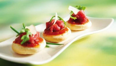 Mini-pizzas au carpaccio de bœuf et parmesan