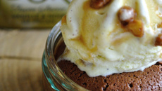 Coulant au chocolat et crème glacée Carte d'Or® façon glacier vanille et noix de pécan