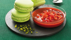 Tartare de fraises et macarons pistache