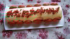 Bûche glacée de Noël vanille, praliné,éclats de macarons au pain d'épices et marrons glacés