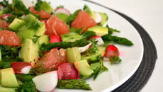 Salade d'asperges, radis et avocat au pamplemousse rose, vinaigrette à l'orange