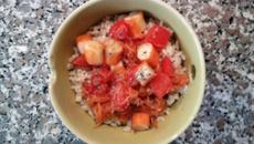 Domburi de tomates, carottes et surimi