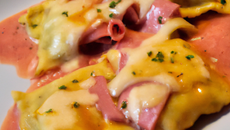 Ravioles au jambon et sauce au fromage Basque