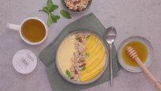 Smoothie bowl à la mangue, granola, skyr siggi's, menthe et miel