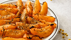 Brochettes d'abricots rôtis au miel et romarin