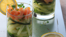 Verrine de saumon et concombre, vinaigrette au citron vert