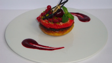 Clafoutis de framboise et pistaches vertes, carpaccio de fraises au sirop d'agave, et fruits rouges