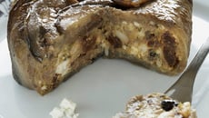 Tourte d'aubergines farcie à la viande à la mode grecque (houmous, feta, olives, pignons)