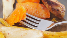 Légumes anciens rôtis à la moutarde, au miel et aux épices