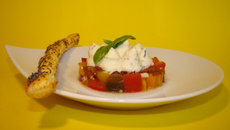 Tartare de tomates multicolores, chantilly de mozzarella et sacristain pavot et piment d'Espelette