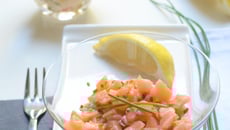 Tartare de saumon épicé sur lit de quinoa