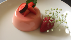 Mousse aux fraises dans sa corolle