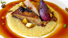 Foie gras laqué au balsam de coing Semoule d'amande et bouillon de fruits comme un couscous  Tuiles aux épices