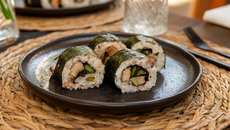 Maki aux asperges, avocat, surimi & shiitake