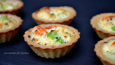 Quichettes au crabe, fanes d'oignons nouveaux et curry