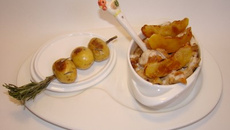 Cocotte de poulet aux pommes caramélisées, brochette de grenailles au romarin